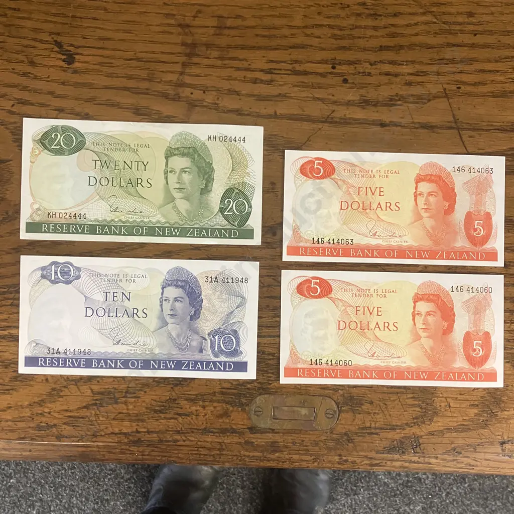 New Zealand Banknotes $20 & $10 Pair of Close Sequenced $5's - H.R. Hardie (1983-1985) Image 1++