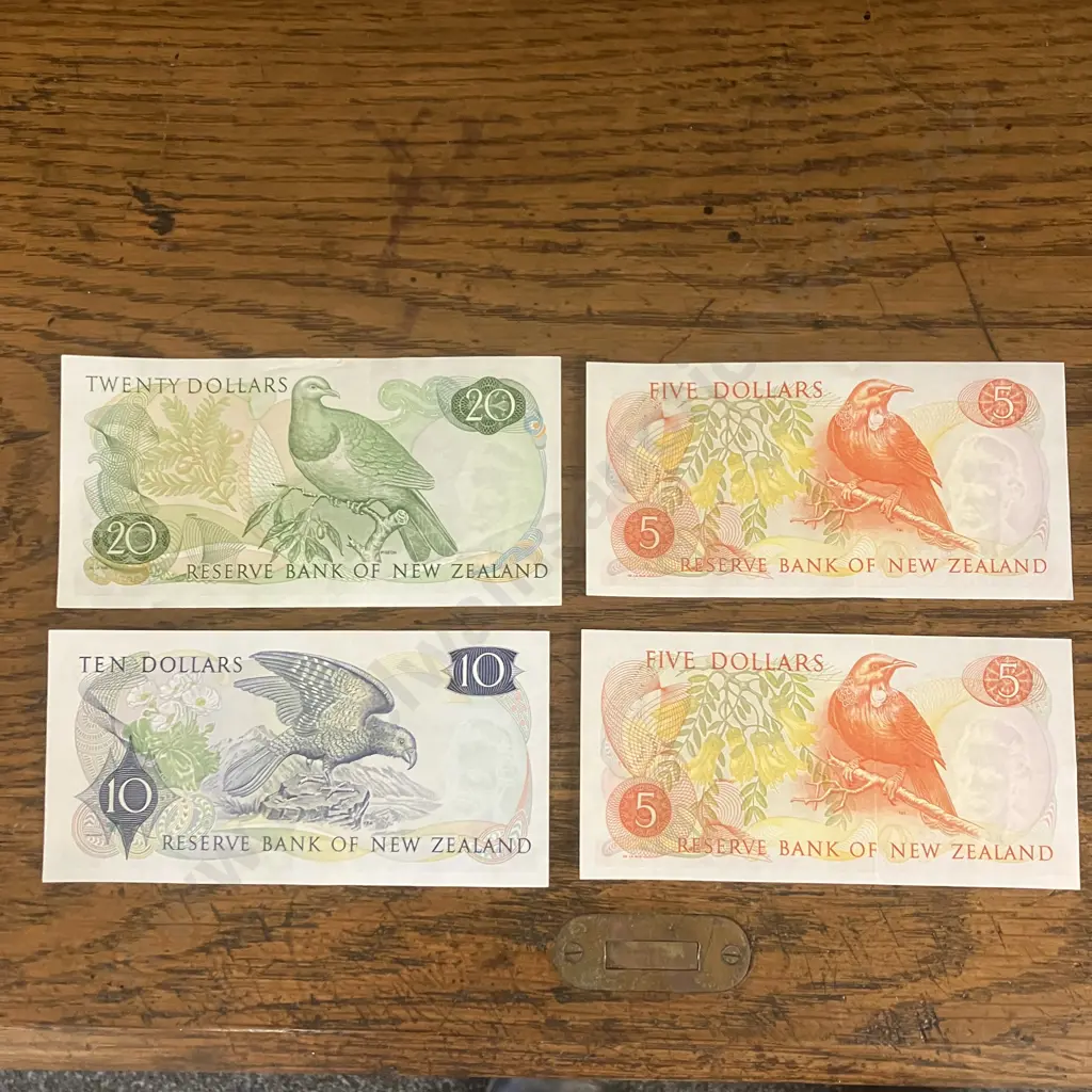 New Zealand Banknotes $20 & $10 Pair of Close Sequenced $5's - H.R. Hardie (1983-1985) Image 1++
