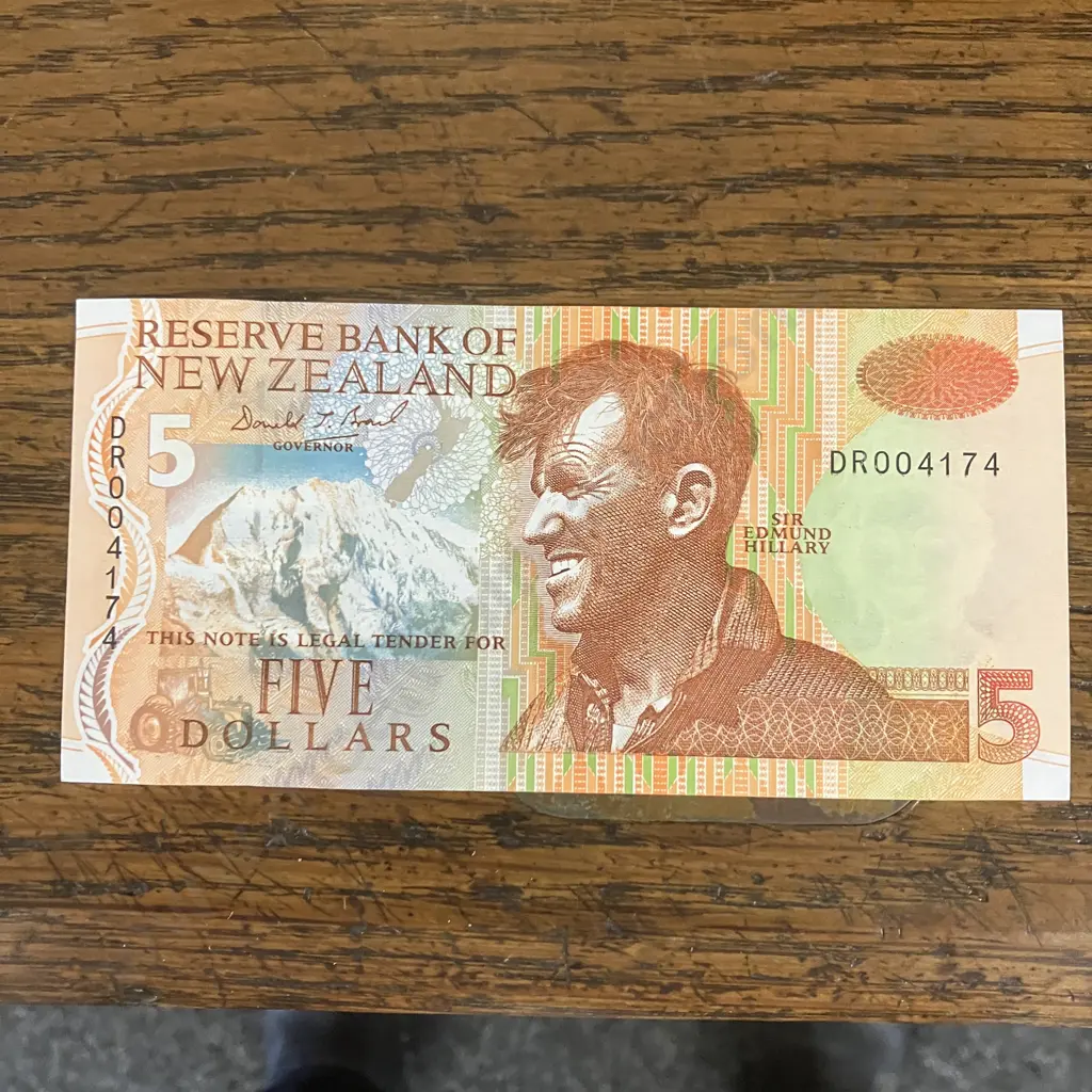 New Zealand $5 With Sir Edmund Hillary - DR004174 Image 1++