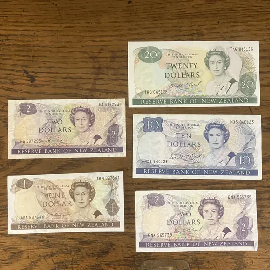 New Zealand Banknotes - $1 S.T Russell (1985-89) , $2 H.R. Hardie (1983-1985), $2, $10, $20 Donald Brash
