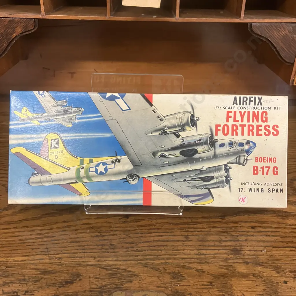 Vintage Airfix Flying Fortress Boeing B-17 G, 1/72 Scale Model Kit, Series 5, No.585 - England 1962 (Open Box) Image 1++