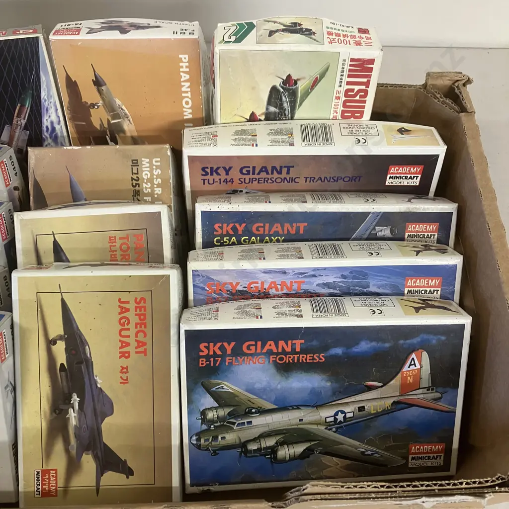 Lot of 15 Assorted Model Kits - Airfix, Academy Minicraft Etc Image 1++