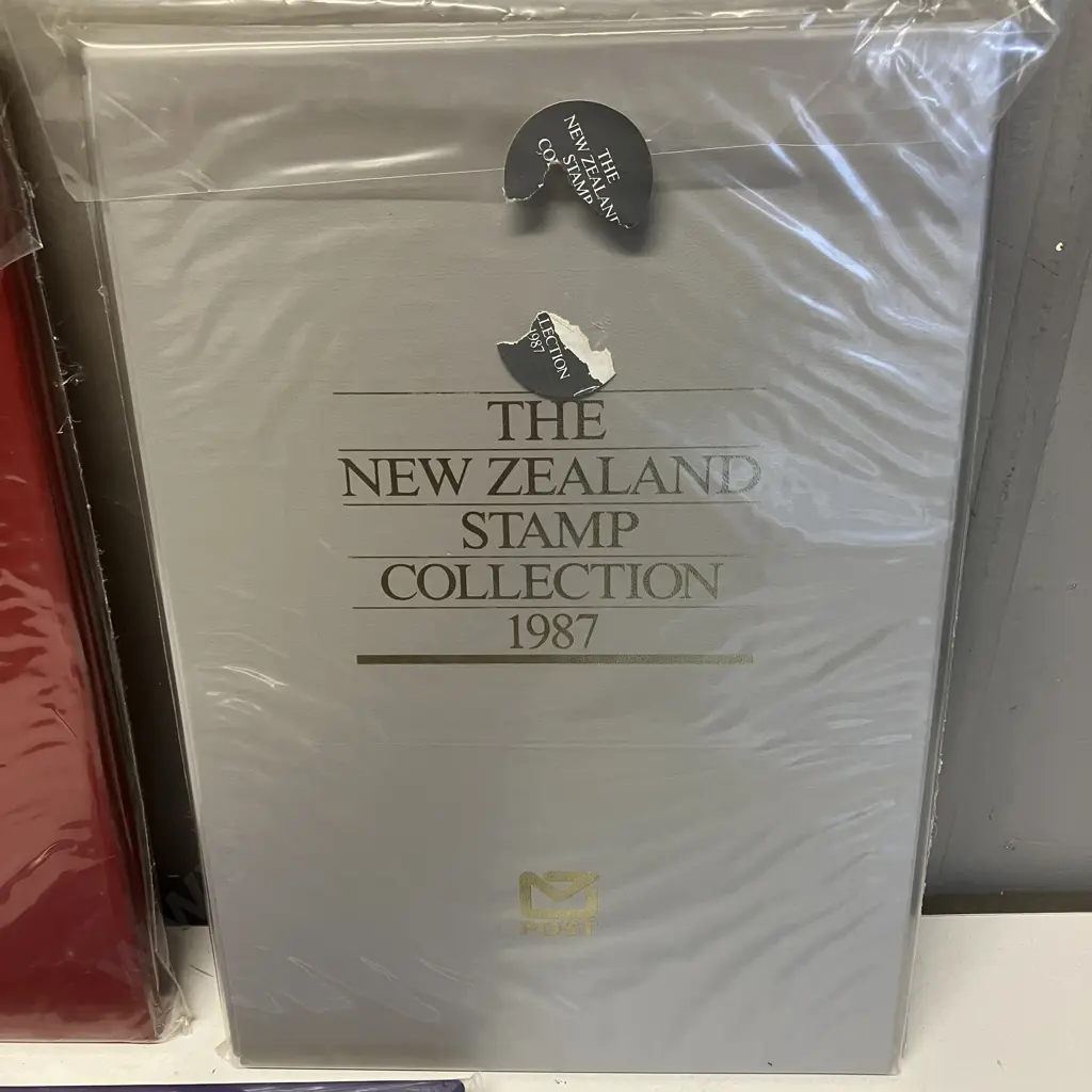 New Zealand Post - The New Zealand Stamp Collection Albums 1985,1987 And 1991 Image 1++