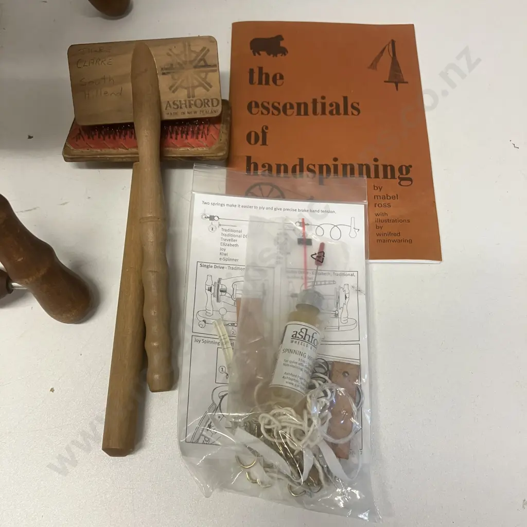 Ashford Travelling Spinning Wheel, Maintenance Kit, Carding Brushes & How To Book Image 1++