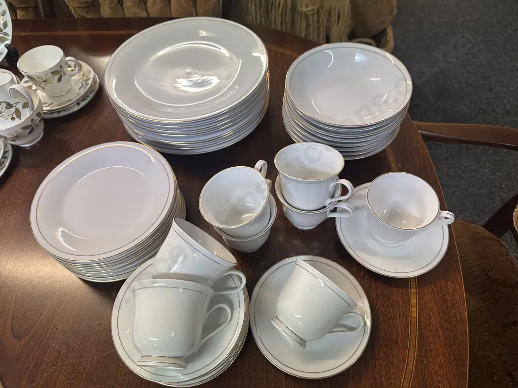 40 Piece Dinnerset White With Gold Detail (as found) Image 1++