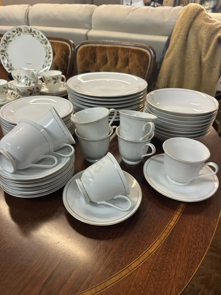 40 Piece Dinnerset White With Gold Detail (as found) Image 1++
