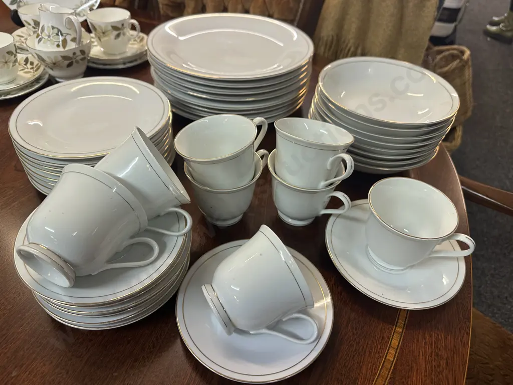 40 Piece Dinnerset White With Gold Detail (as found) Image 1++