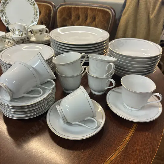 40 Piece Dinnerset White With Gold Detail (as found)