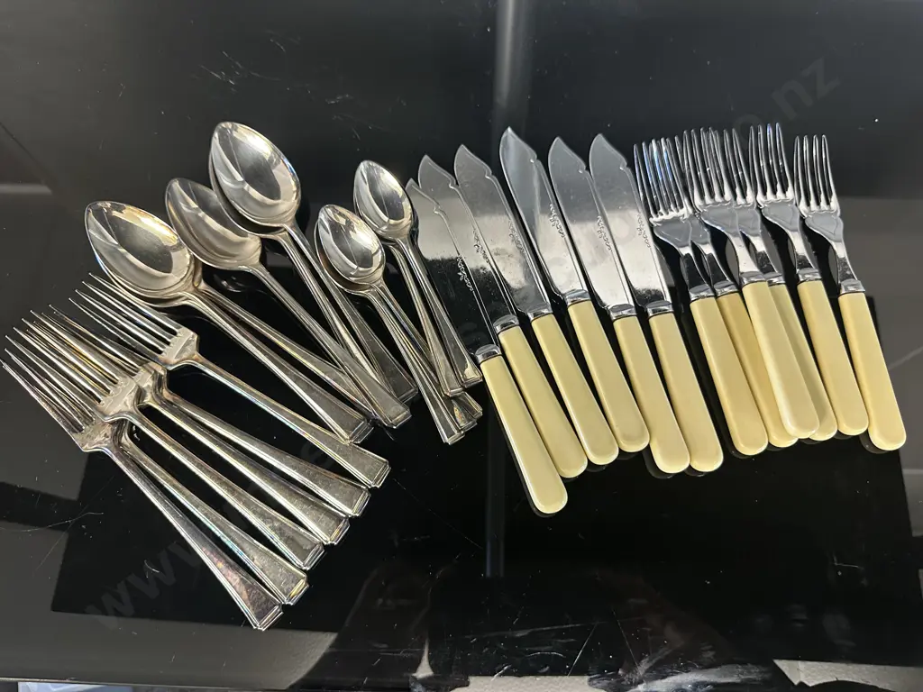 Sheffield Cutlery & Fish Cutlery Set Image 1++