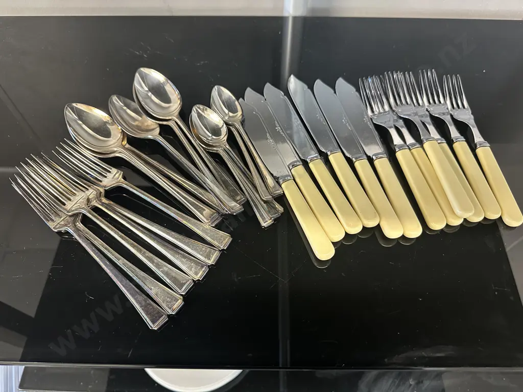 Sheffield Cutlery & Fish Cutlery Set Image 1++