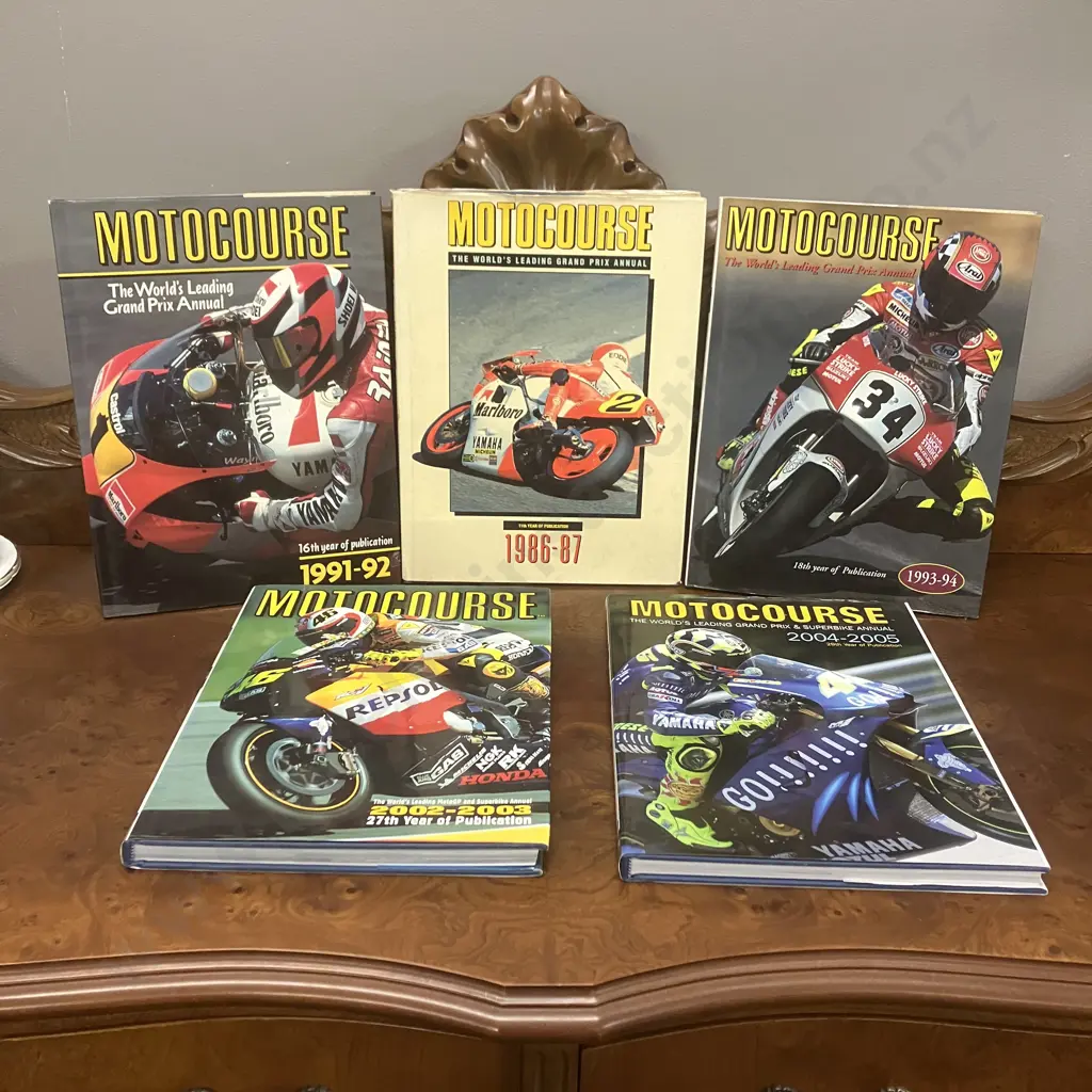 Lot of Five Autocourse: The World's Leading Grand Prix Annuals - 1986-87, 1991-92, 1993-94, 2002-2003 And 2004-2005 Image 1++
