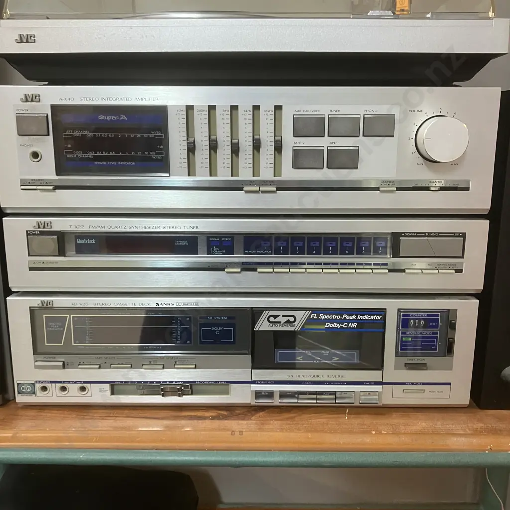 JVC Stereo With QL-A200 Turntable, A-X40 Amplifier Seperate Component Stereo With Polk Audio RTi4 Bookshelf Speakers Image 1++