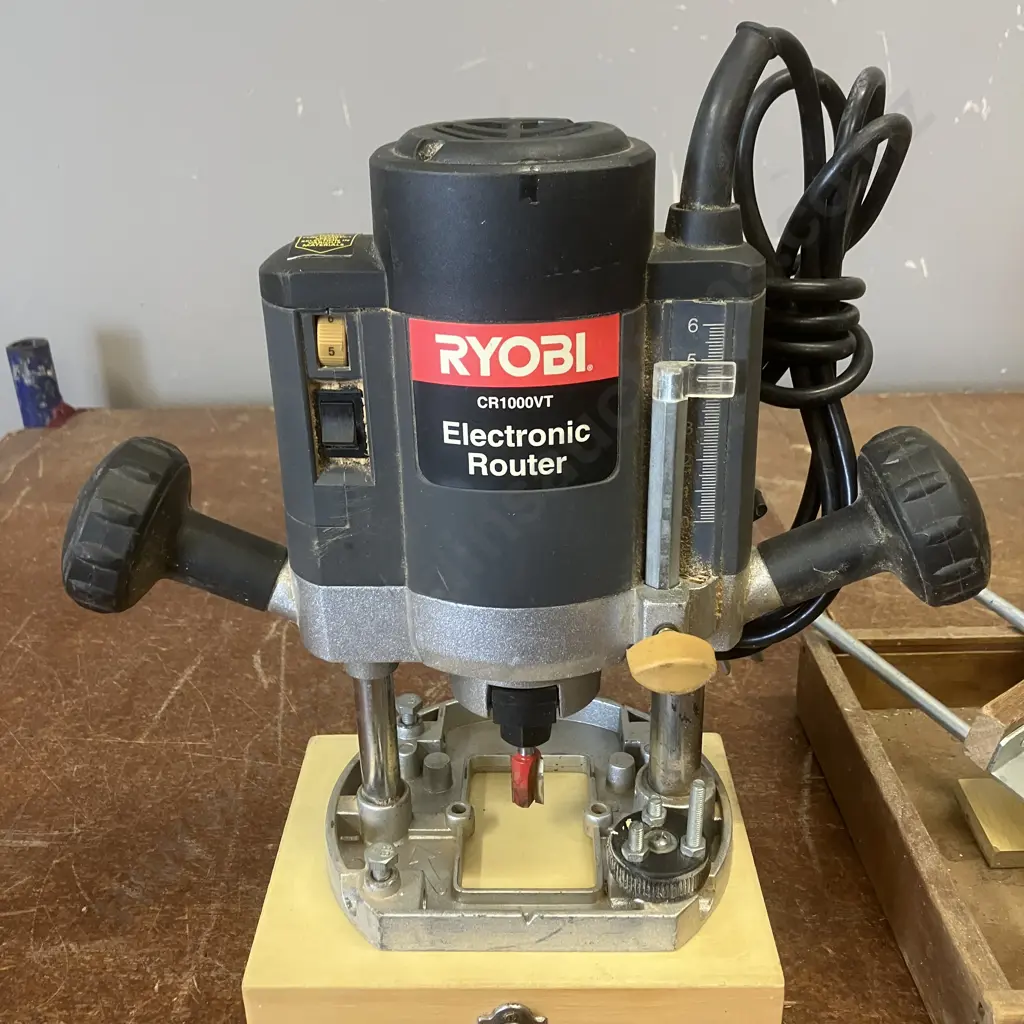 Ryobi CR1000NT Electronic Router, 1100W With Router Bits In Case Image 1++