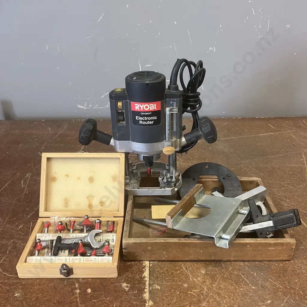 Ryobi CR1000NT Electronic Router, 1100W With Router Bits In Case Image 1++