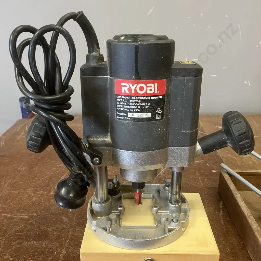 Ryobi CR1000NT Electronic Router, 1100W With Router Bits In Case Image 1++