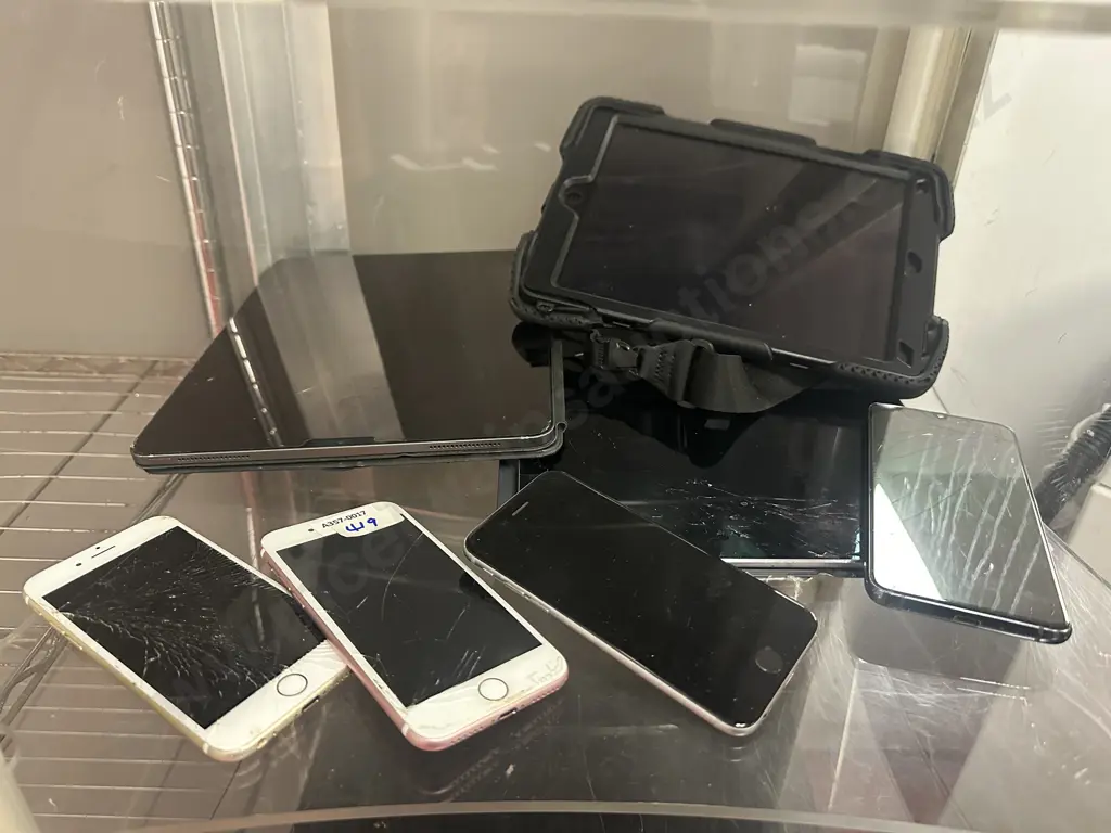 Assorted Damaged Cell Phones & Tablets Image 1++