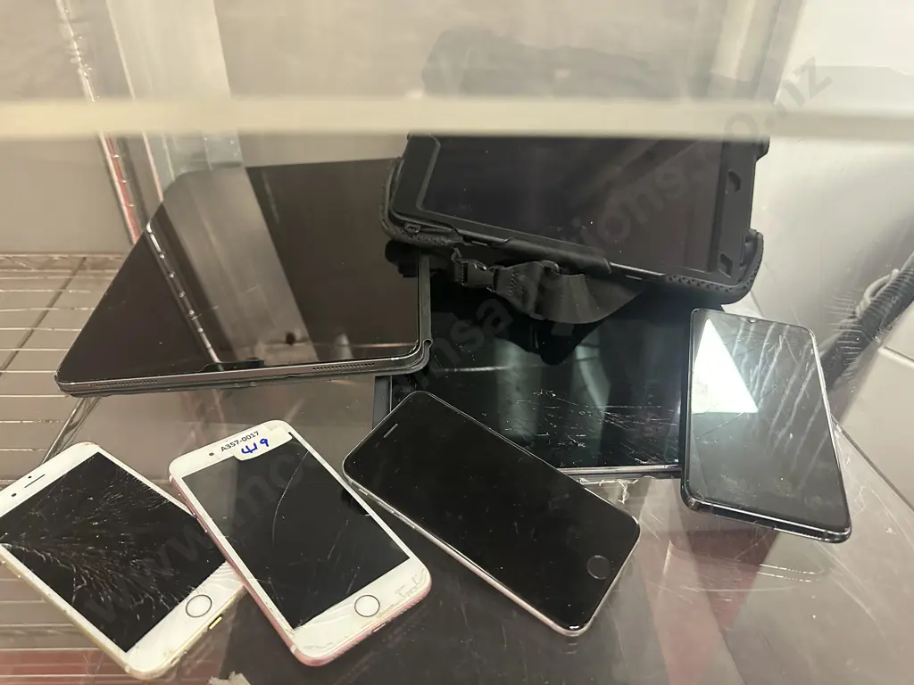 Assorted Damaged Cell Phones & Tablets Image 1++