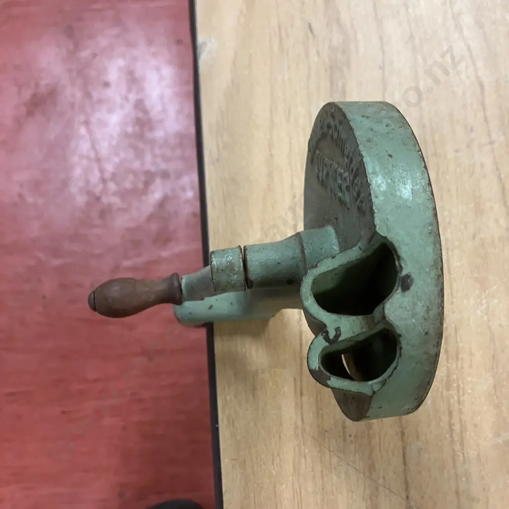 Vintage Green Jupiter Bohnen-Schneider  "Bean Cutter" - Germany Image 1++