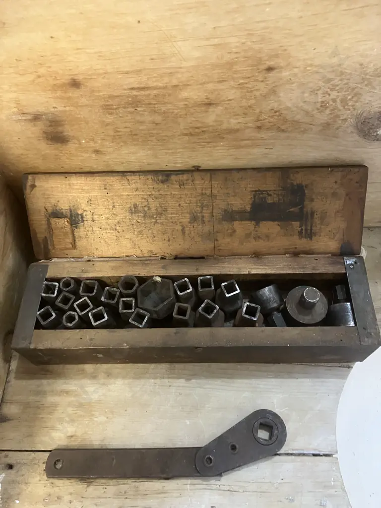 1930's Duro 1/2" Drive Ratchet Wrench With Box Of Old Sockets (Dont Fit This Wrench) Image 1++