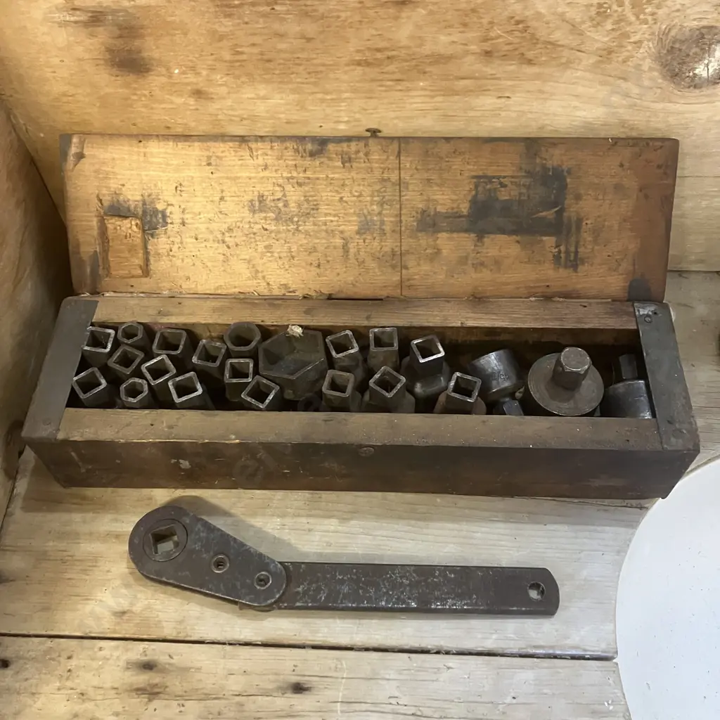 1930's Duro 1/2" Drive Ratchet Wrench With Box Of Old Sockets (Dont Fit This Wrench) Image 1++