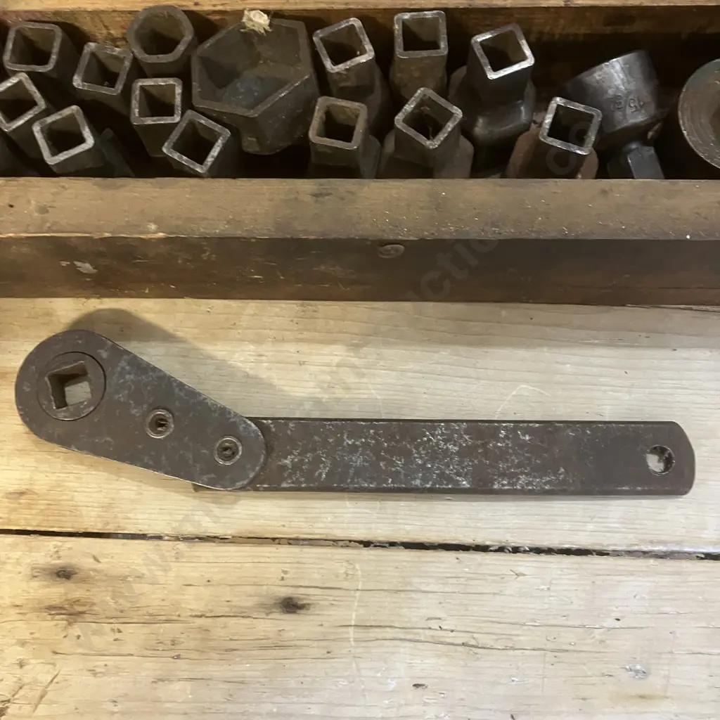 1930's Duro 1/2" Drive Ratchet Wrench With Box Of Old Sockets (Dont Fit This Wrench) Image 1++