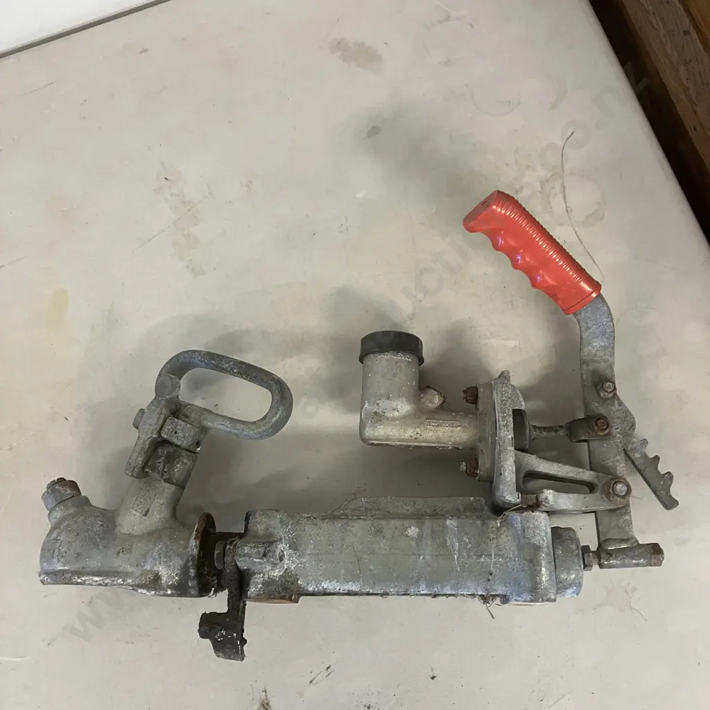 Trojan Override Hydraulic Trailer Coupling - 2000kg Image 1++