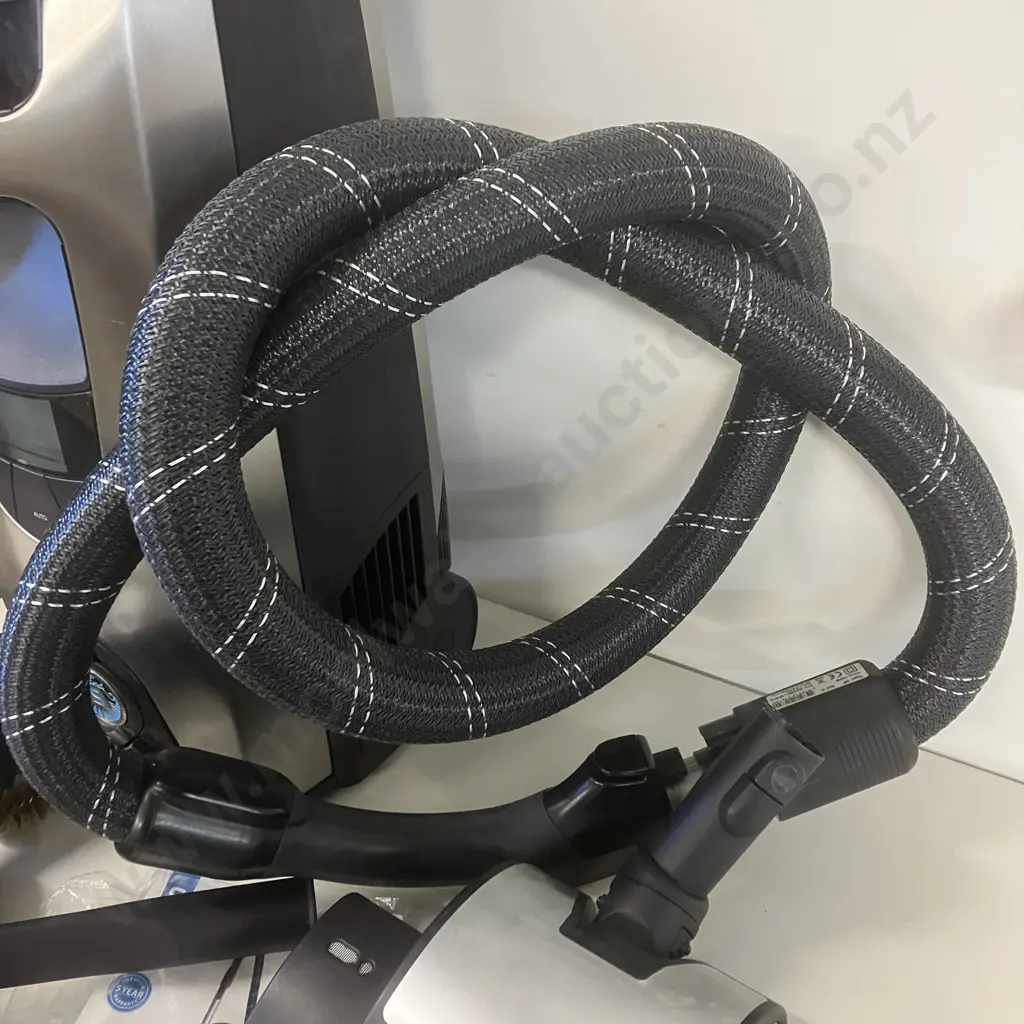 Sauber Intelligence SI-200 Vacuum Cleaner With Accessories Image 1++