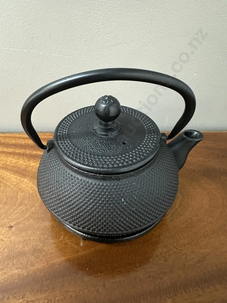 Black Hobnail Cast Iron Teapot With Trivet Image 1++