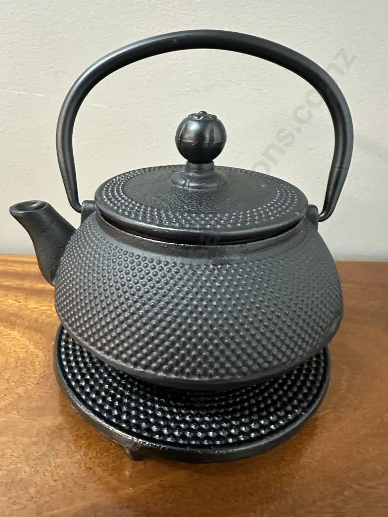 Black Hobnail Cast Iron Teapot With Trivet Image 1++