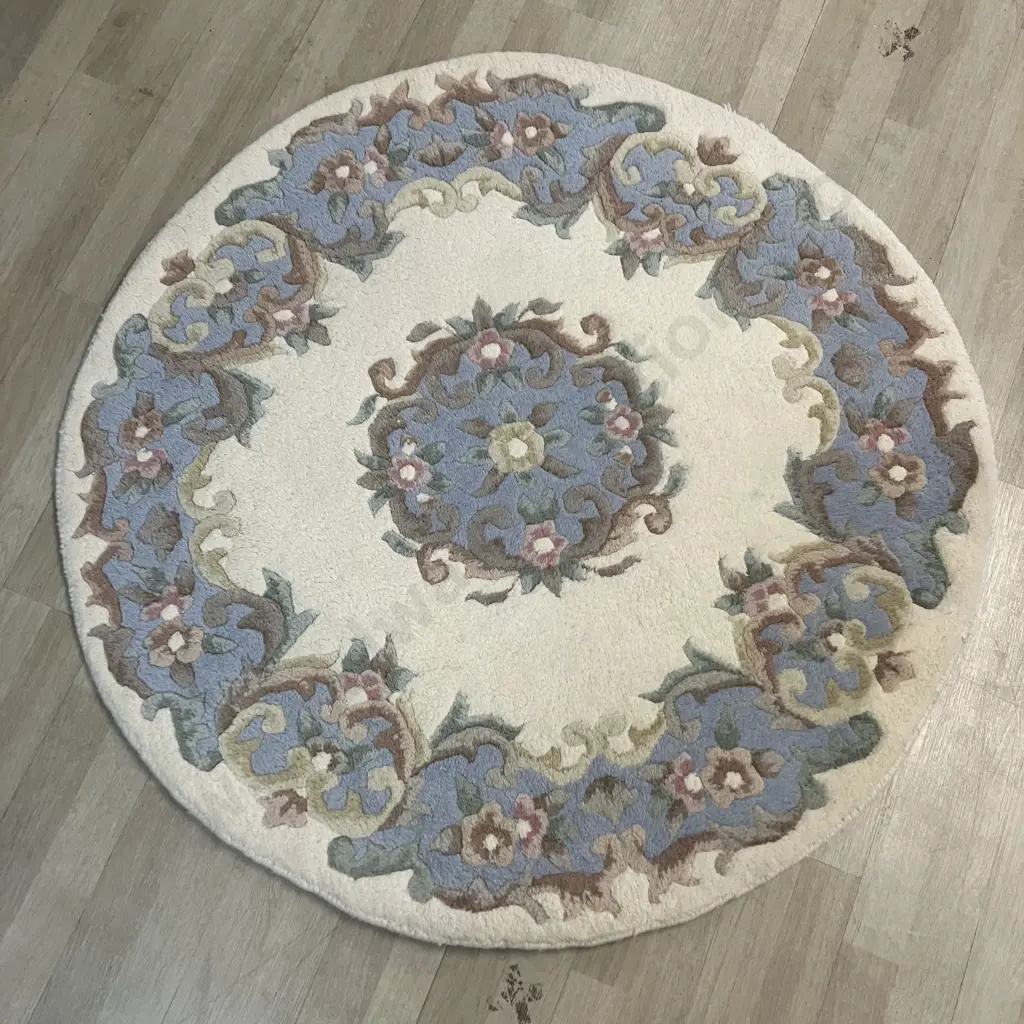 Round Woollen Floor Rug With Floral Pattern. 120cm Image 1++