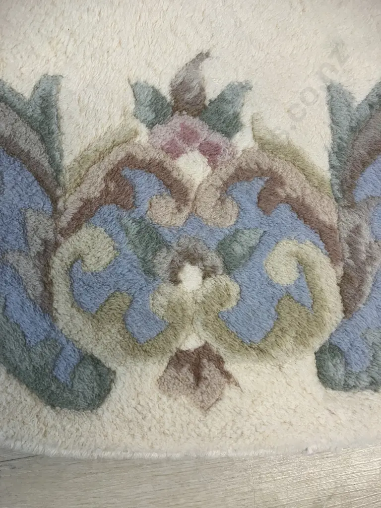 Round Woollen Floor Rug With Floral Pattern. 120cm Image 1++