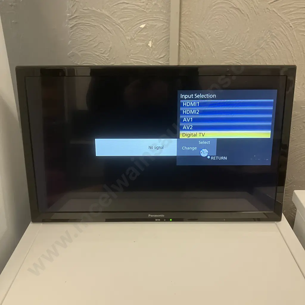 Panasonic TH-L24XM6Z 24" LED Viera TV With Wall Bracket & Remote Control Image 1++