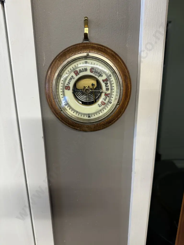 Vintage Oak Barometer. Dia15cm. Image 1++