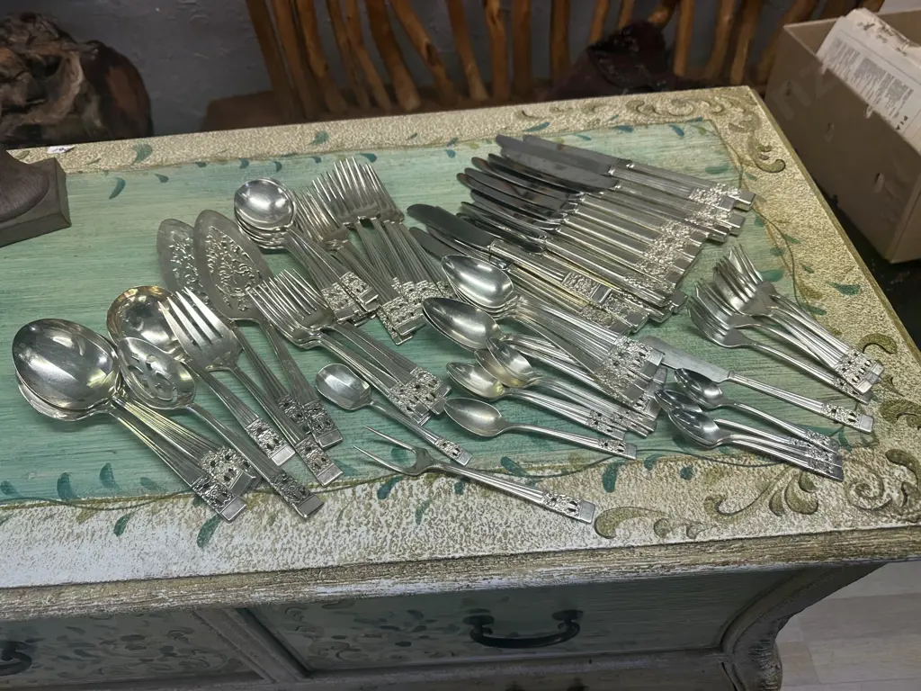 Oneida Community Silver Plated Coronation Pattern 73 Pieces Image 1++