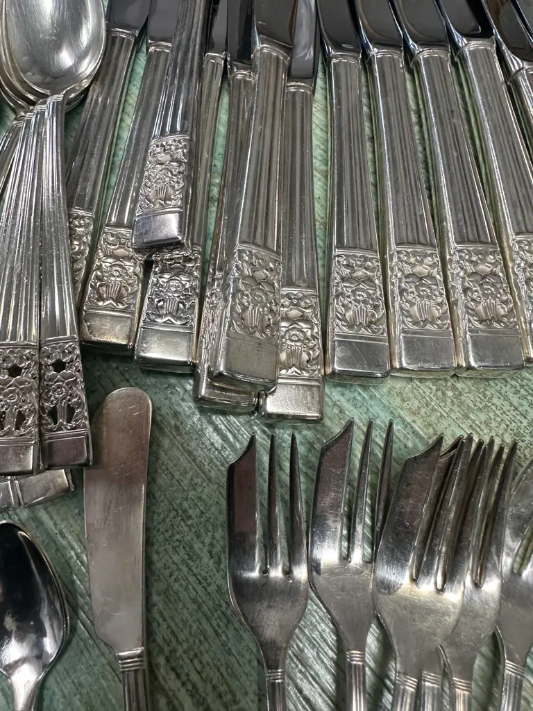 Oneida Community Silver Plated Coronation Pattern 73 Pieces Image 1++