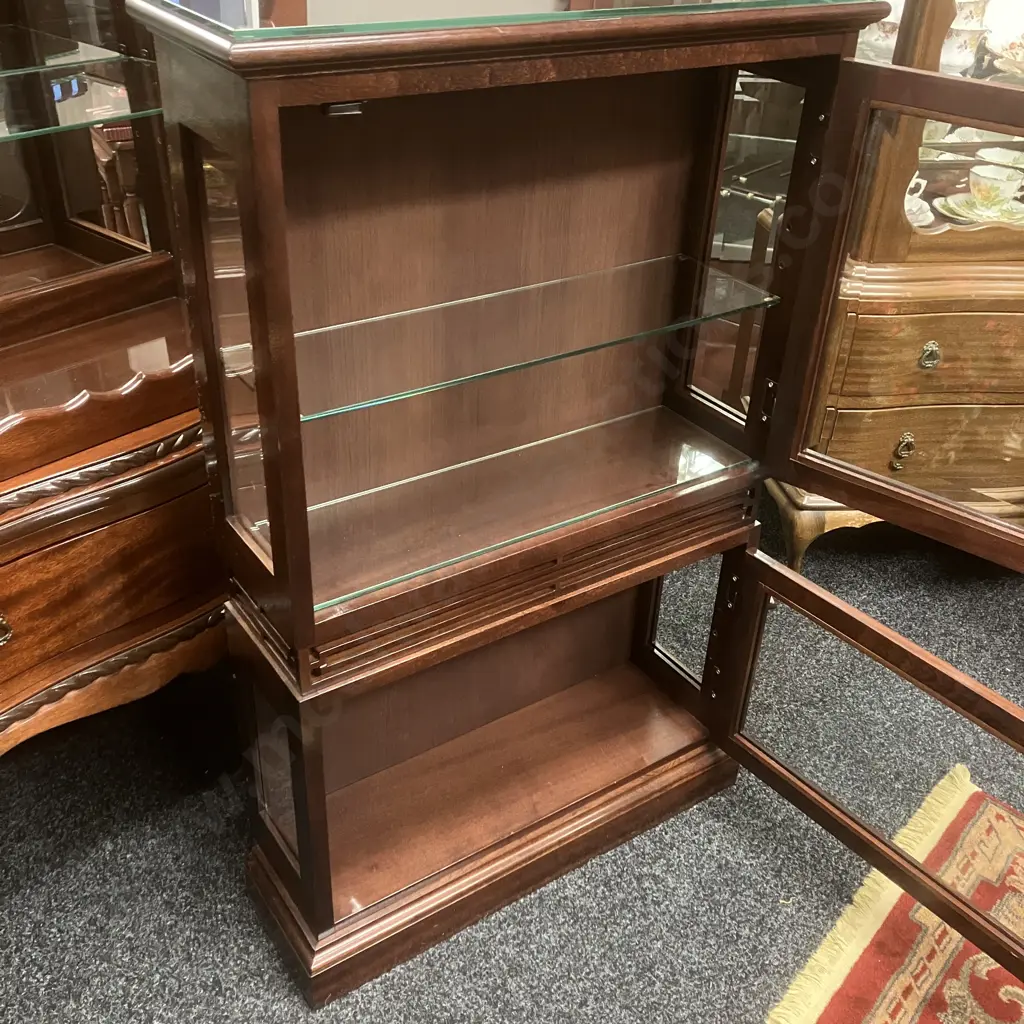 Mahogany Curio / Display Cabinet, Double Glass Doors, 2 Glass Shelves. H100 W64 D20cm Image 1++