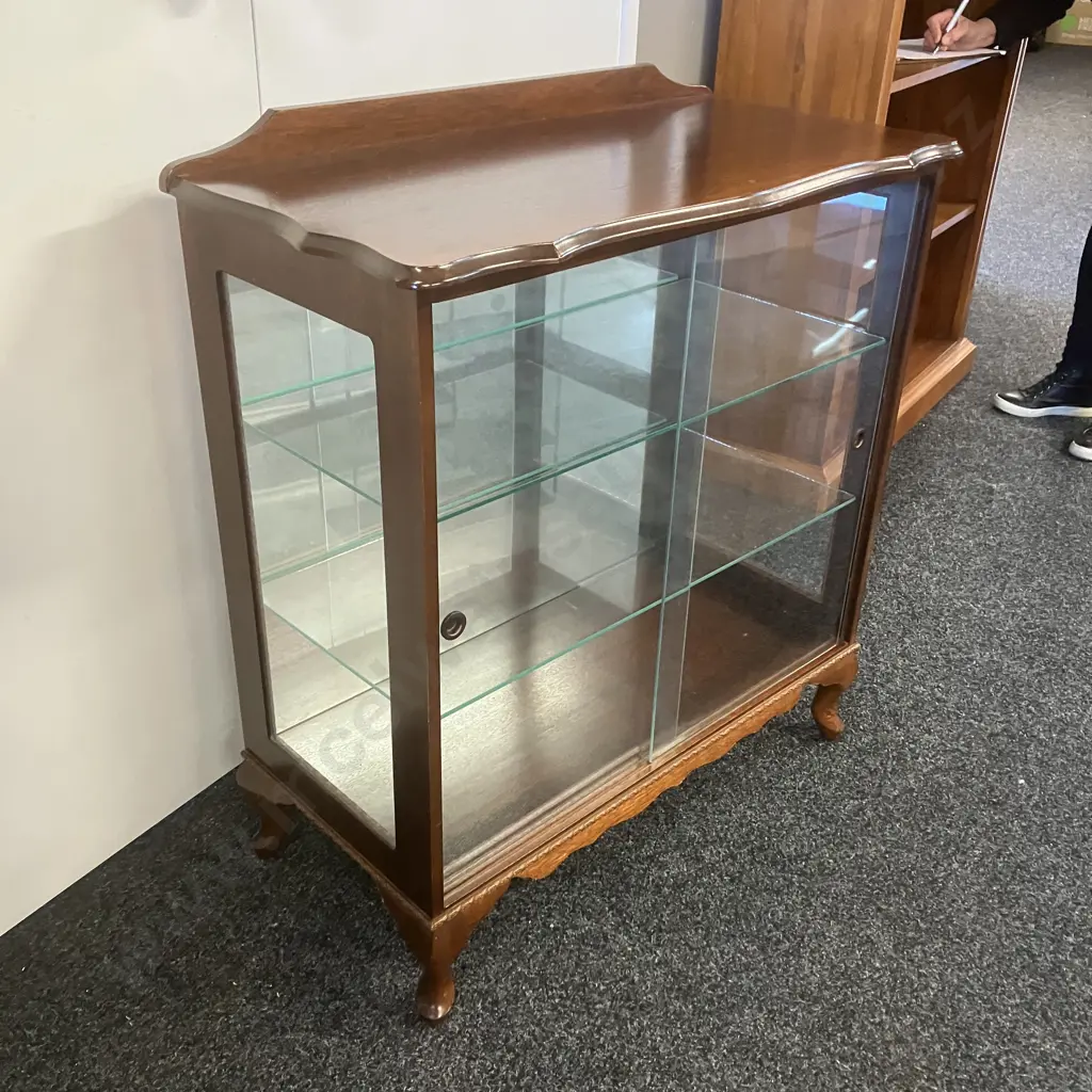 Mahogany Queen Anne Style China Glass Display Cabinet, 2 Door, 2 Glass Shelves, Mirror Backed. H92 W84 D41cm Image 1++