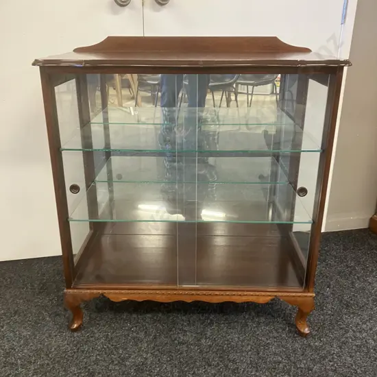 Mahogany Queen Anne Style China Glass Display Cabinet, 2 Door, 2 Glass Shelves, Mirror Backed. H92 W84 D41cm