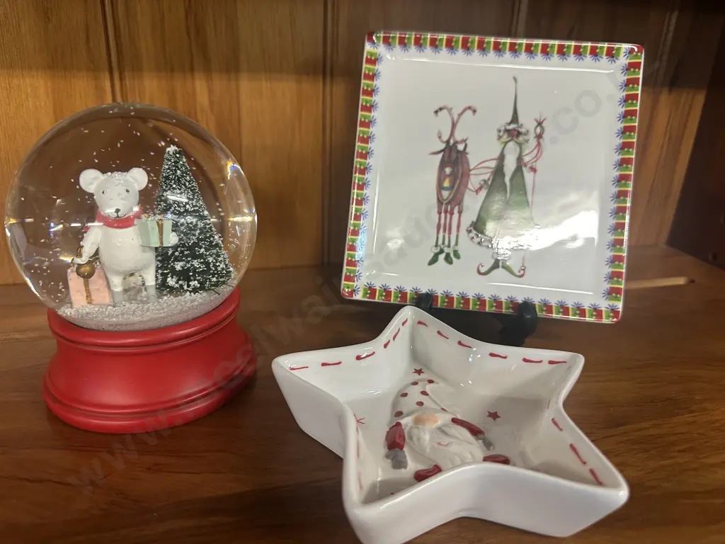 Babies First Christmas Themed Snow Globe With Christmas Nibble Plates Image 1++