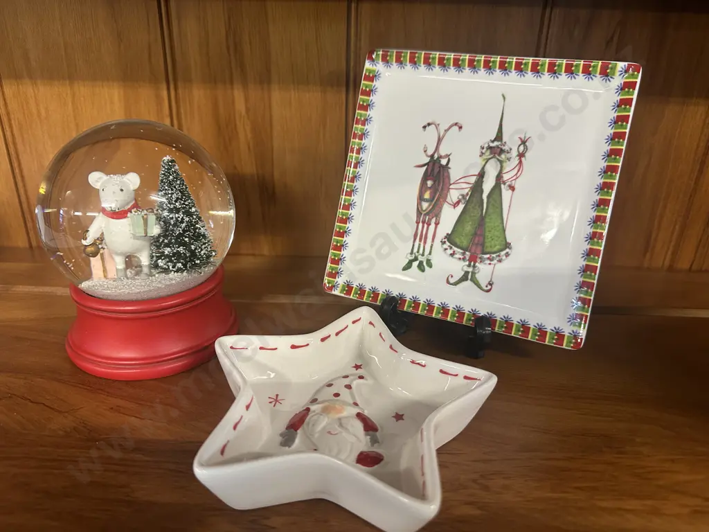 Babies First Christmas Themed Snow Globe With Christmas Nibble Plates Image 1++