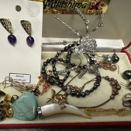 Assorted Jewellery Items Including Necklaces, Earings, Brooch Etc