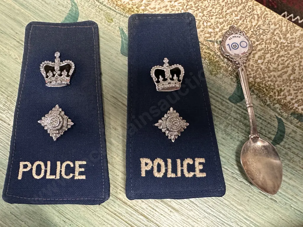 Pair Of Epaulettes Crown Insignia Of The New Zealand Police & Souvenir Teaspoon Image 1++