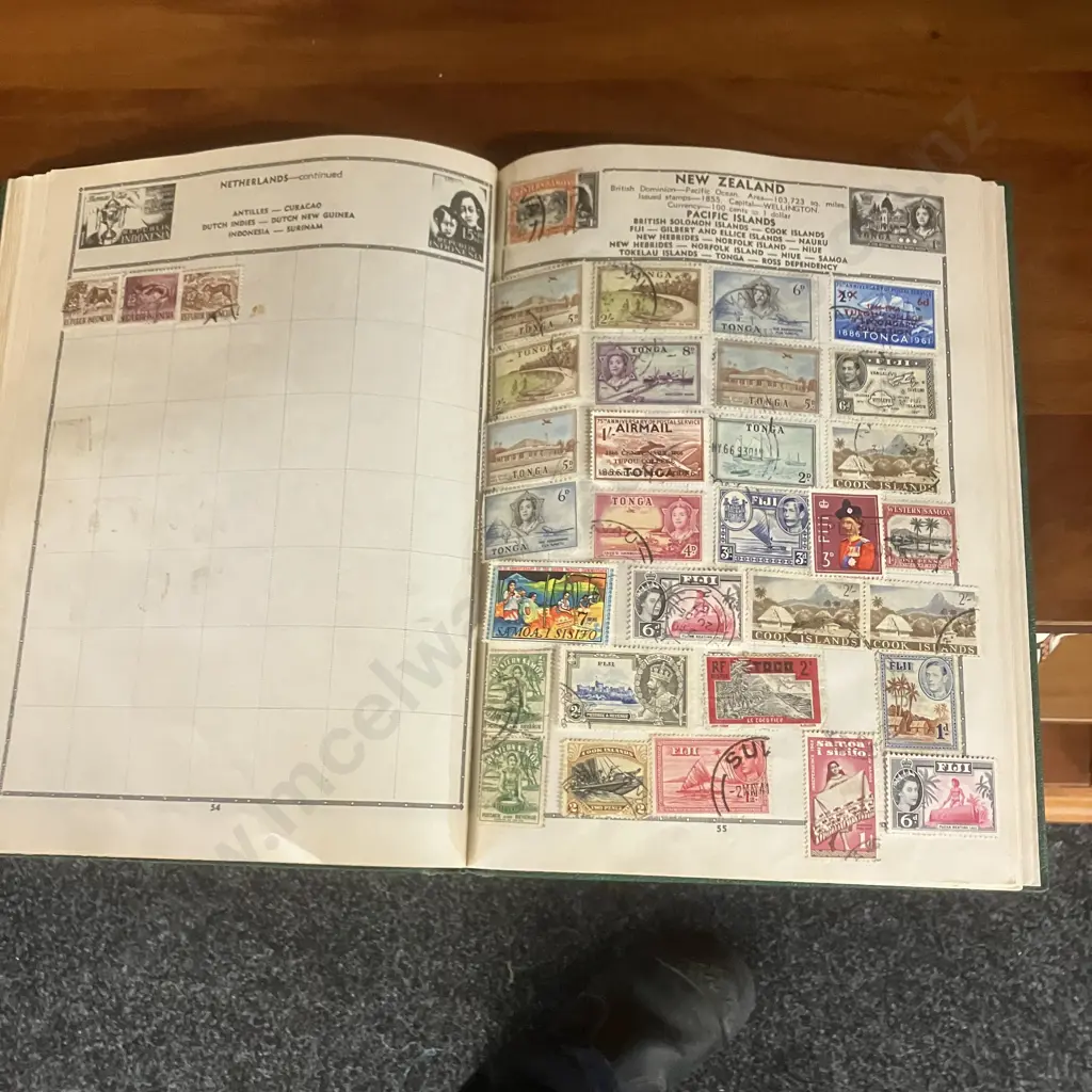 c1960s The Viscount Stamp Album De Luxe With Large Assortment of Stamps, FDC's Etc Image 1++