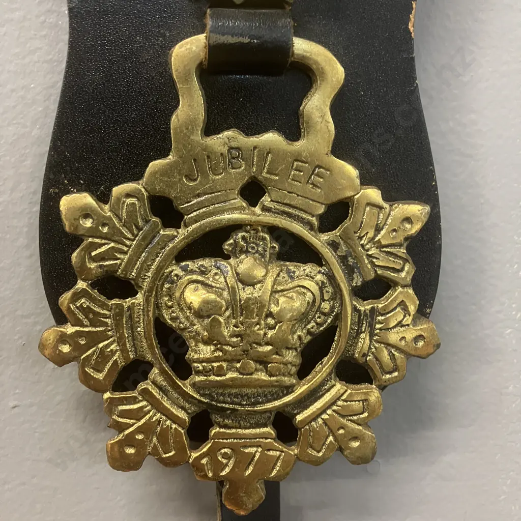 HM Queen Elizabeth II's Silver Jubilee 1952 - 1977 Vintage Six Horse Brasses Mounted On a Brown Leather Strap. L85cm Image 1++
