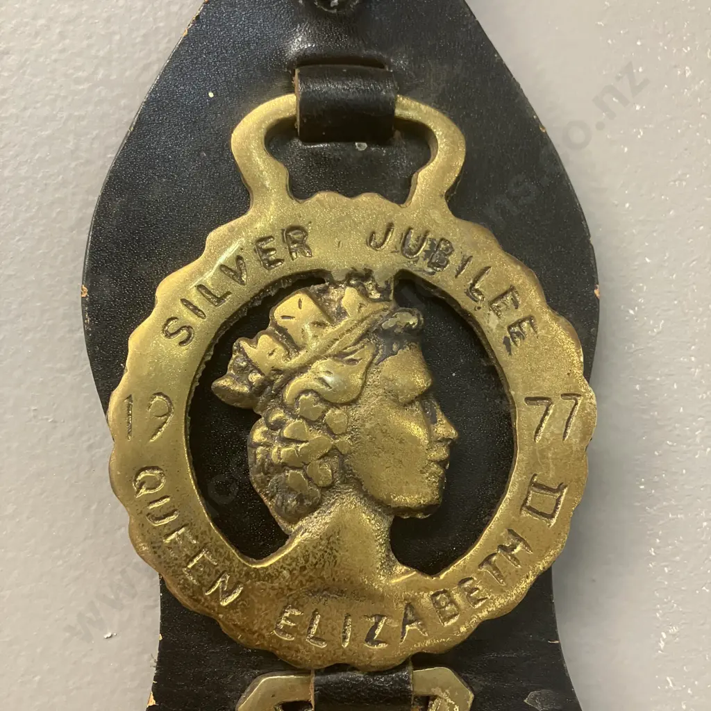 HM Queen Elizabeth II's Silver Jubilee 1952 - 1977 Vintage Six Horse Brasses Mounted On a Brown Leather Strap. L85cm Image 1++