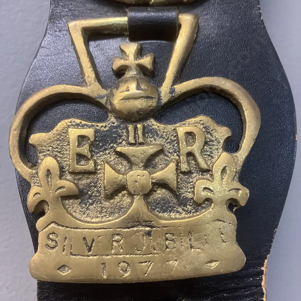 HM Queen Elizabeth II's Silver Jubilee 1952 - 1977 Vintage Six Horse Brasses Mounted On a Brown Leather Strap. L85cm Image 1++
