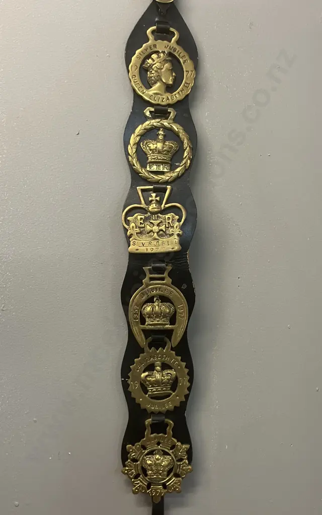 HM Queen Elizabeth II's Silver Jubilee 1952 - 1977 Vintage Six Horse Brasses Mounted On a Brown Leather Strap. L85cm Image 1++