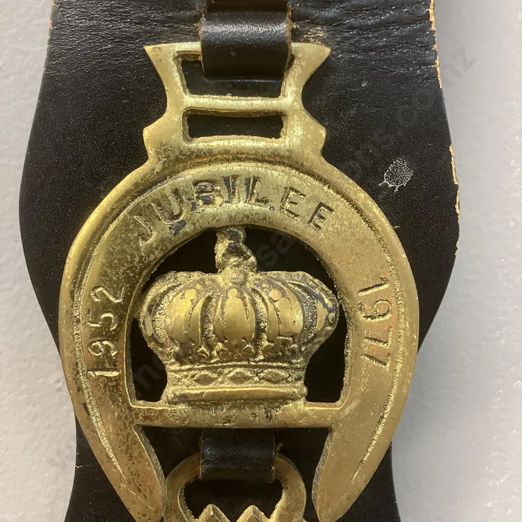 HM Queen Elizabeth II's Silver Jubilee 1952 - 1977 Vintage Six Horse Brasses Mounted On a Brown Leather Strap. L85cm Image 1++