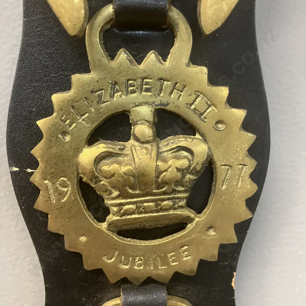 HM Queen Elizabeth II's Silver Jubilee 1952 - 1977 Vintage Six Horse Brasses Mounted On a Brown Leather Strap. L85cm Image 1++