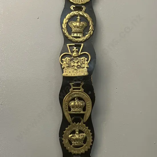 HM Queen Elizabeth II's Silver Jubilee 1952 - 1977 Vintage Six Horse Brasses Mounted On a Brown Leather Strap. L85cm